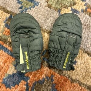 Patagonia baby mittens 3-6 Months NWOT